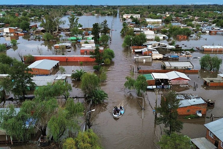 Die Lage im Norden der Provinz Buenos Aires ist nach drei Tagen Regen kritisch. - © Rodrigo Abd/AP/dpa