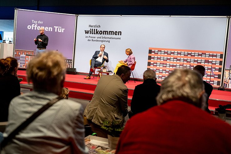 Es geht um rund 2.000 Afghanen, die als gefährdet gelten, weil sie sich für demokratische Rechte eingesetzt oder einst als Ortskräfte für die Bundeswehr oder für deutsche Organisationen gearbeitet haben, und die mit ihren Familienangehörigen eine Aufnahmezusage der alten Ampel-Regierung haben. - © Fabian Sommer/dpa