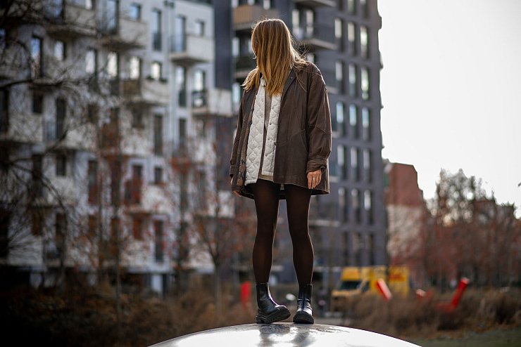 Während schwarze Strumpfhosen häufig harte Kontraste erzeugen, sorgen braune Strumpfhosen für einen weicheren Übergang, insbesondere bei helleren oder wärmeren Outfit-Kombinationen. - © Zacharie Scheurer/dpa-tmn
