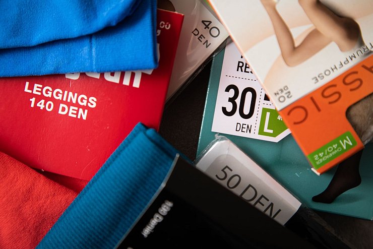 DEN Angaben auf Verpackungen von Strumpfhosen und Leggins verraten, wie Blickdicht das Material ist. - © Christin Klose/dpa-tmn