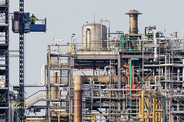 Die deutsche Chemieindustrie erwartet nur ein leichtes Produktionsplus 2025 (Archivbild) - © Uwe Anspach/dpa