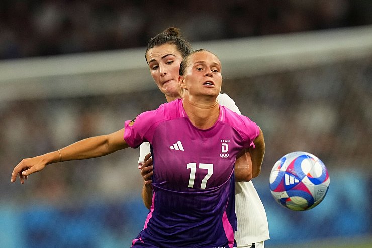 Klara B&uuml;hl: Hofft auf erstes Turniertor gegen Sambia - &copy; Daniel Cole/AP/dpa