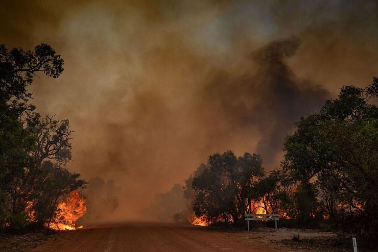 Buschbrände in Australien nördlich von Perth - © Evan Collis/DEPARTMENT OF FIRE AND EMERGENCY SERVICES/AAP/dpa
