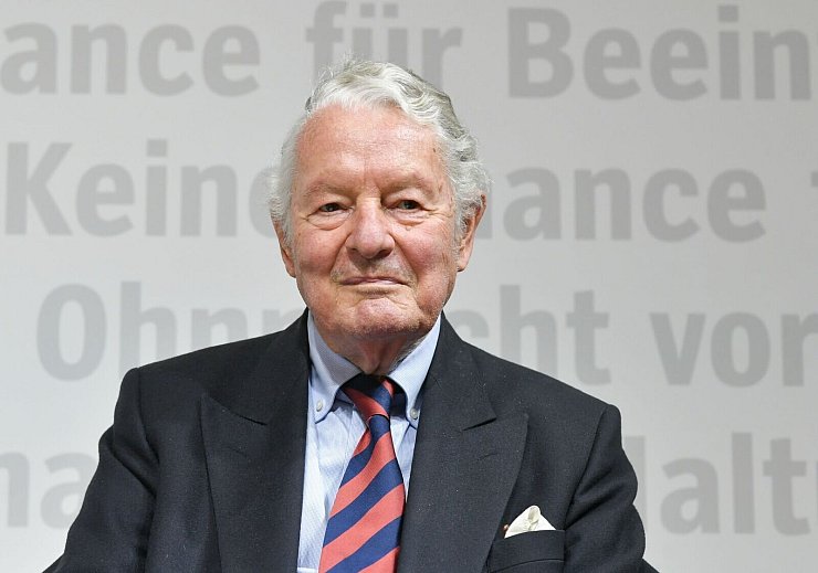 Adelsexperte Rolf Seelmann-Eggebert ist im Alter von 88 Jahren gestorben. (Archivbild) - © Jens Kalaene/dpa-Zentralbild/ZB