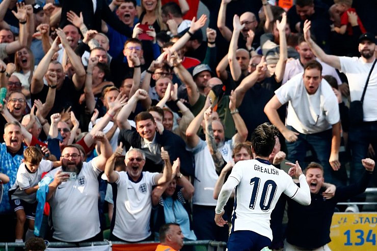 Die Fans in Dublin bejubeln Englands Jack Grealish nach seinem Tor in der 26. Spielminute. - © Peter Morrison/AP/dpa