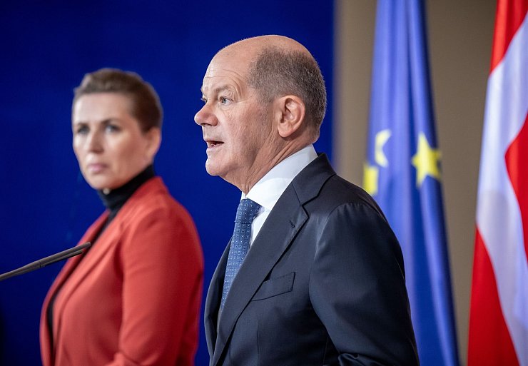 «To whom it may concern» - Olaf Scholz steht an der Seite Dänemarks. - © Michael Kappeler/dpa