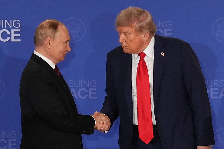 Der Kreml sieht noch viel Klärungsbedarf vor einem neuen Gipfel des russischen Präsidenten Wladimir Putin mit US-Präsident Donald Trump. (Archivbild) - © Jae C. Hong/AP/dpa