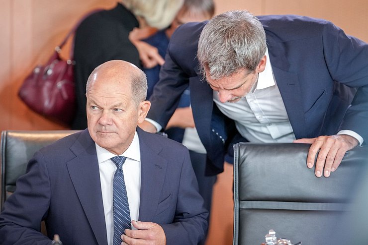 Regierungssprecher Hebestreit wies am Mittag Spekulationen über einen Bruch der Koalition zurück. - © Kay Nietfeld/dpa