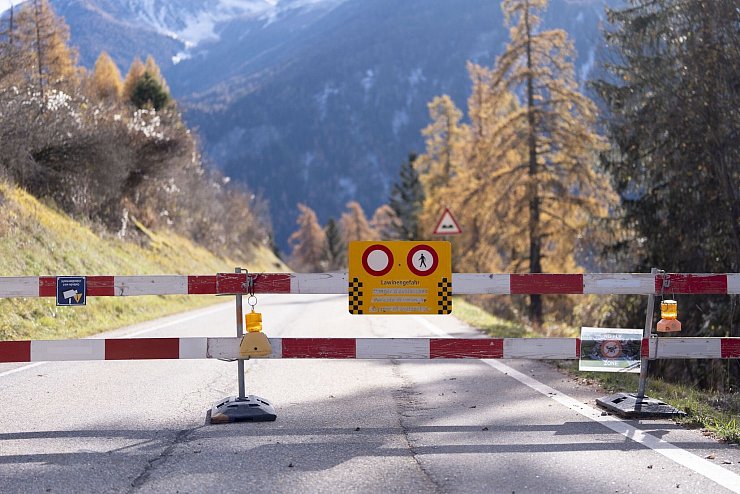 Kein Zutritt mehr: Alle Bewohner mussten das Dorf Brienz verlassen. - © Til Buergy/KEYSTONE/dpa