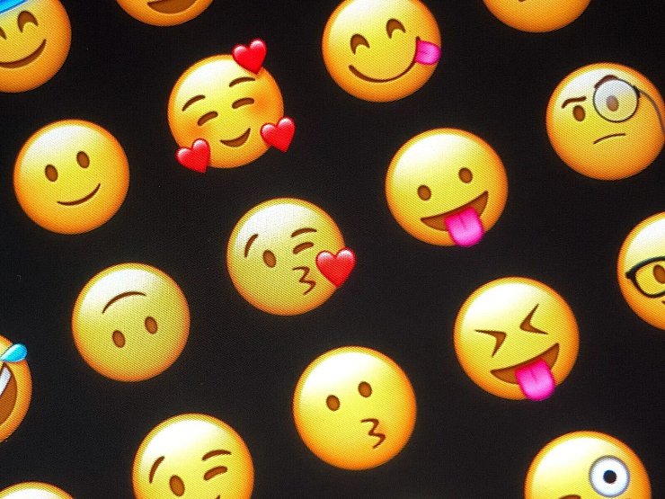 Der digitale Ersatz für Gestik und Mimik: Emojis. - © Jörg Carstensen/dpa