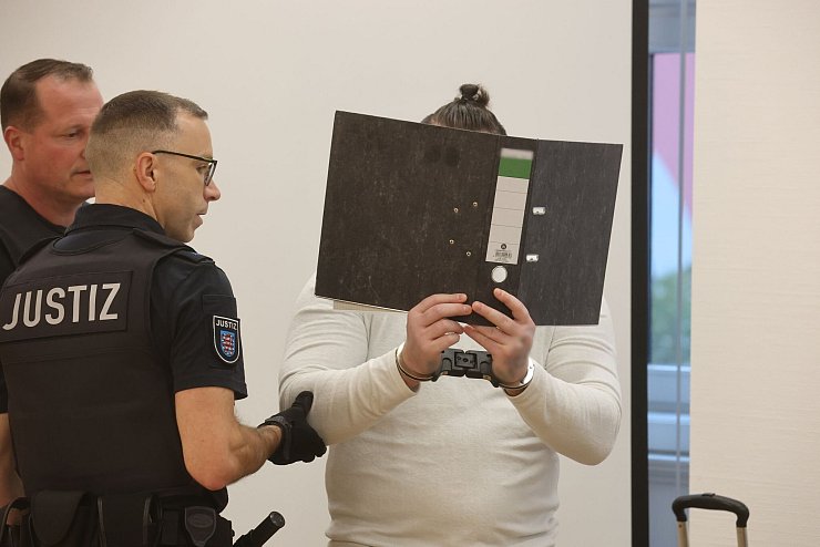 Der Angeklagte soll über Jahre reihenweise Frauen vergewaltigt haben, nachdem er sie zuvor vermutlich mit K.o.-Tropfen bis zur Bewusstlosigkeit betäubt haben soll. - © Bodo Schackow/dpa