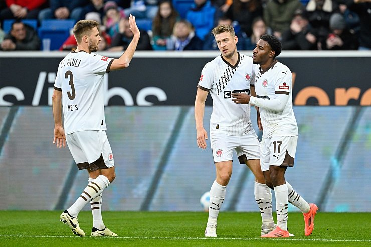 Traf für den Aufsteiger aus Hamburg: Oladapo Afolayan (r). - © Uwe Anspach/dpa