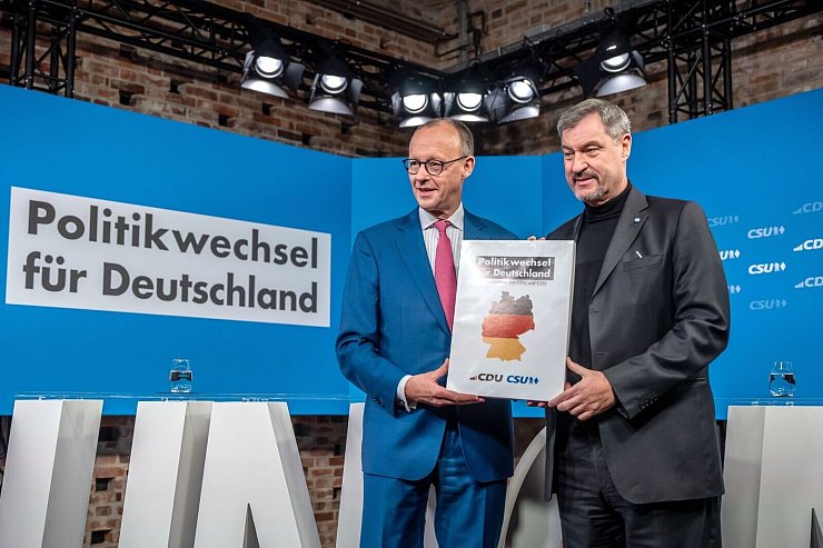 Die Union mit Kanzlerkandidat Friedrich Merz (l) wirbt für einen Politikwechsel nach der Wahl. - © Michael Kappeler/dpa
