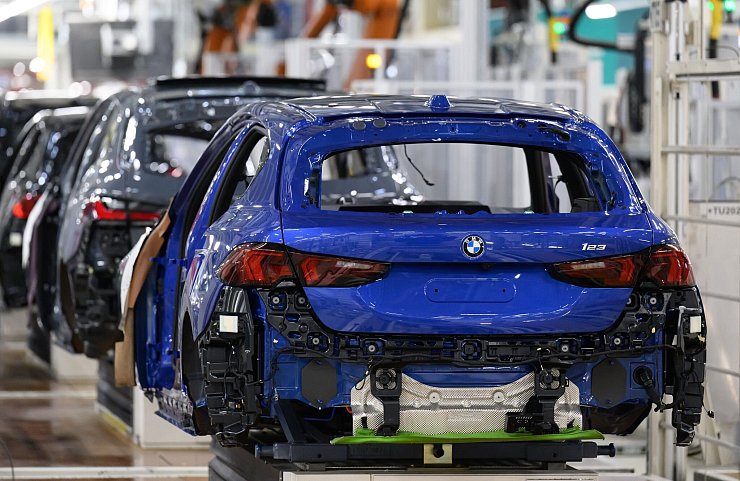 Fahrzeuge werden auf einer Linie im BMW-Werk Leipzig montiert. - © Hendrik Schmidt/dpa