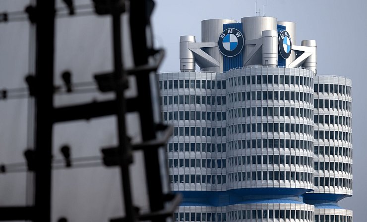 Nach drei Jahren mit außergewöhnlich hohen Gewinnen hat BMW 2024 deutlich weniger verdient. (Archivbild) - © Sven Hoppe/dpa
