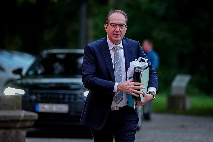 Alexander Dobrindt setzt auf eine Verschärfung der Asylpolitik. (Archivbild) - © Kay Nietfeld/dpa