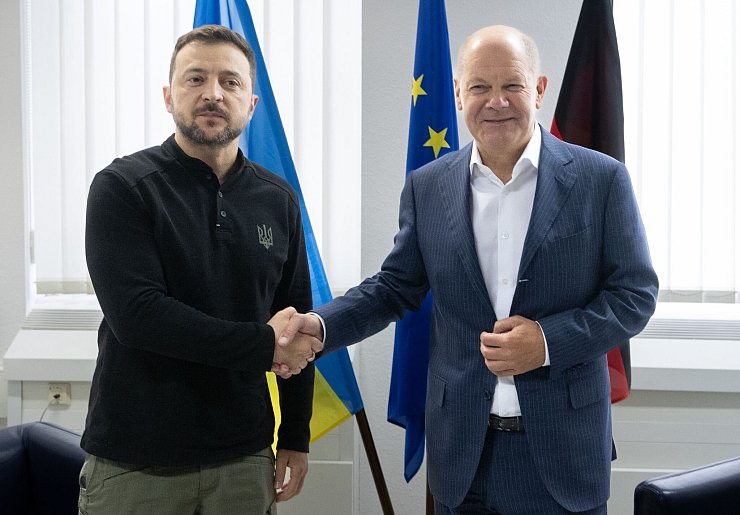 Selenskyj bei einem Treffen mit Bundeskanzler Scholz. - © Boris Roessler/dpa Pool/dpa