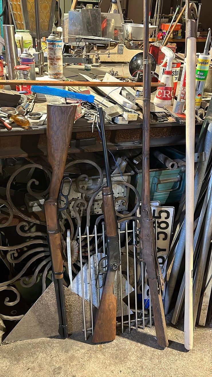 Es wurden auch Schusswaffen in Solingen sichergestellt. - © Polizei Wuppertal/dpa