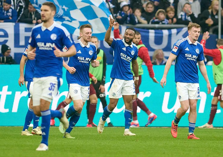 Schalke kann erstmals seit Ende September wieder über einen Sieg jubeln - © Bernd Thissen/dpa