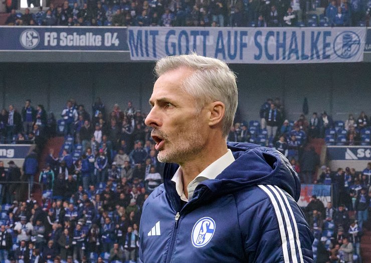 Für Schalke-Trainer van Wonderen war es der erste Sieg im fünften Pflichtspiel - © Bernd Thissen/dpa
