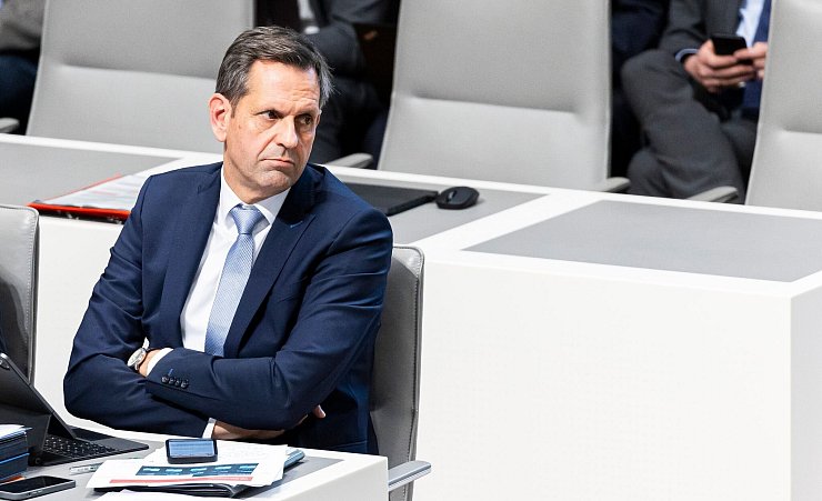 Olaf Lies musste viele Jahre darauf warten, aus dem Schatten von Stephan Weil treten zu können. (Archivbild) - © Michael Matthey/dpa