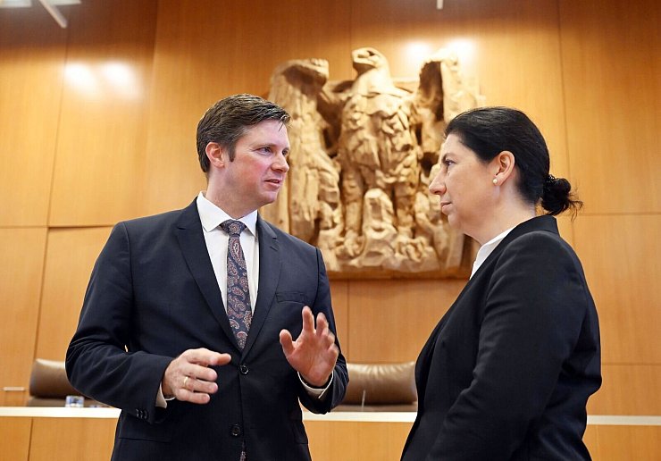 Florian Toncar und Katja Hessel (beide FDP) klagen in Karlsruhe gegen die umstrittene Abgabe. - © Uli Deck/dpa