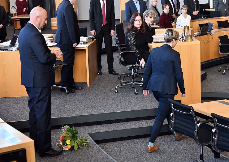 Die damalige Linke-Fraktionschefin Susanne Hennig-Wellsow warf Thomas Kemmerich (damals FDP) einen Blumenstrauß vor die Füße, nachdem er sich mit AfD-Stimmen zum Ministerpräsidenten hat wählen lassen. (Archivbild) - © Martin Schutt/dpa-Zentralbild/dpa