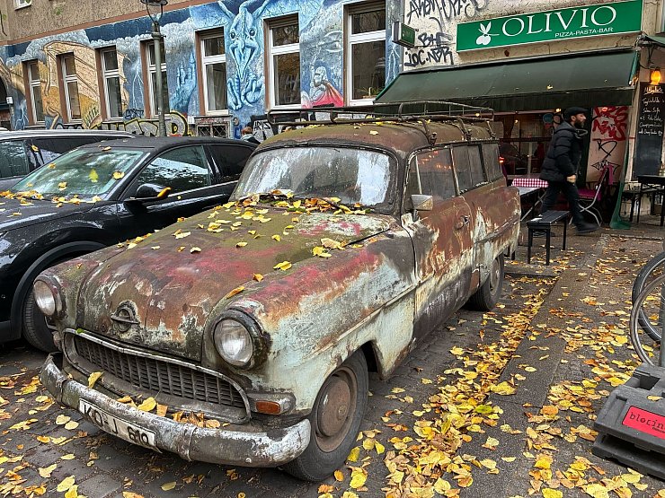 Der Oldtimer musste umparken, weil Parkplätze im Kiez schwinden. Sein neuer Standort ist fast gegenüber vom alten. - © Caroline Bock/dpa