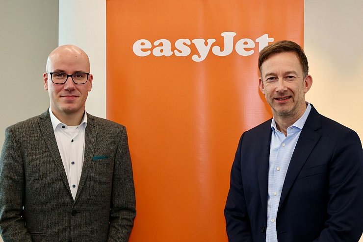 Verkünden eine neue Partnerschaft: der Deutschland-Chef von Easyjet, Stephan Erler (l), und der Düsseldorfer Flughafen-Chef, Lars Redeligx. - © Oliver Auster/dpa