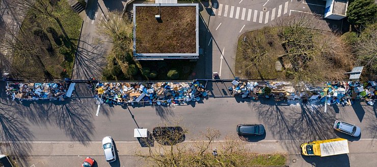 Aus der Luft zeigt sich das gesamte Ausmaß der Müllberge - © Christoph Reichwein/dpa