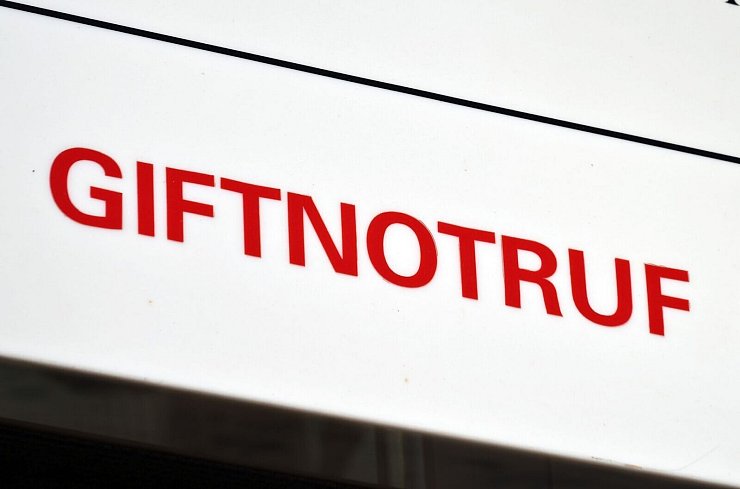 Im Notfall hilft der Giftnotruf. (Archivbild) - © Martin Schutt/dpa