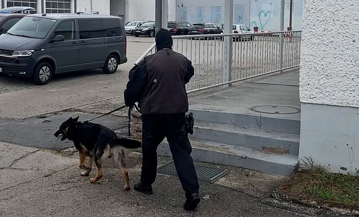 Ein Spürhund kommt zum Einsatz am Vereinssitz des Islamischen Zentrums in Fürstenwalde im Osten Brandenburgs. - © Lutz Deckwerth/dpa