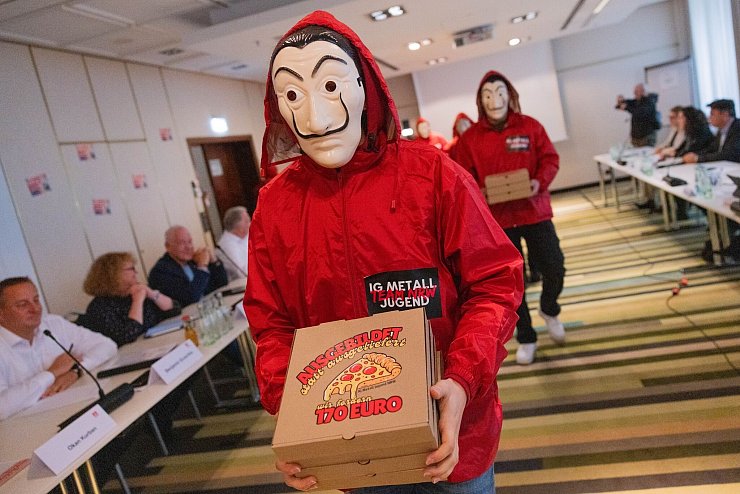 Die IG Metall Jugend demonstriert mit der Lieferung von Pizzakartons zum Auftakt der dritten Runde der Tarifverhandlungen der Metall- und Elektroindustrie. - © Rolf Vennenbernd/dpa