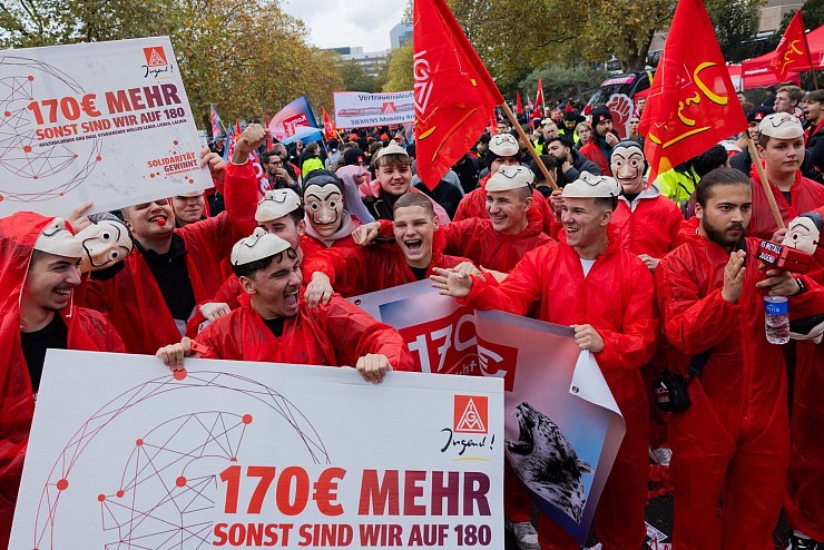Die IG Metall Jugend demonstriert am Rande der dritten Runde der Tarifverhandlungen der Metall- und Elektroindustrie. - © Rolf Vennenbernd/dpa