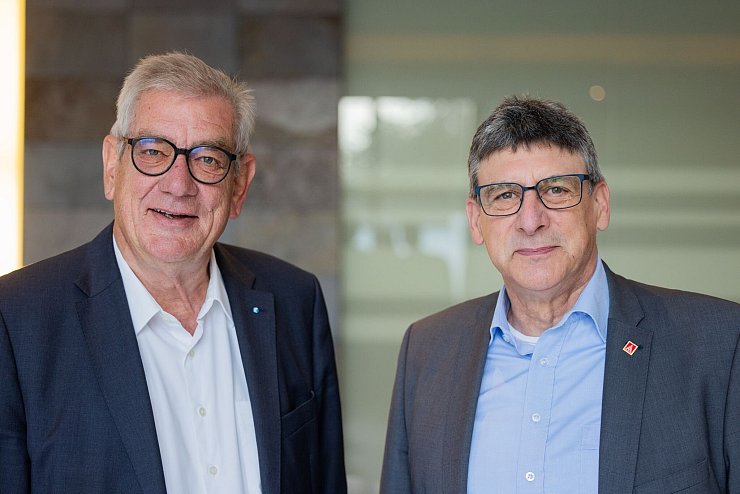 Arndt Kirchhoff (links), Präsident von Metall NRW und Verhandlungsführer der Arbeitgeber, und Knut Giesler, Bezirksleiter der IG Metall NRW und Verhandlungsführer der Gewerkschaft, stehen bei der dritten Runde der Tarifverhandlungen der Metall- und Elektroindustrie. - © Rolf Vennenbernd/dpa
