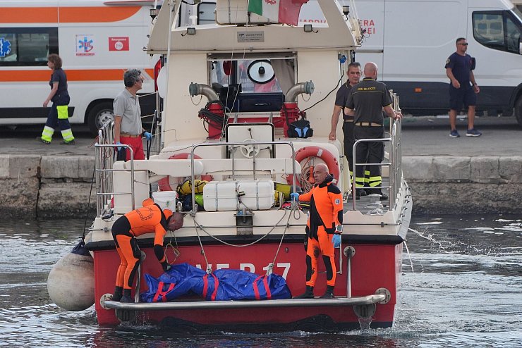 Im Hafen der sizilianischen Stadt Porticello wird nach dem Untergang der Luxusjacht «Bayesian» ein Leichensack an Land gebracht. - © Jonathan Brady/PA Wire/dpa