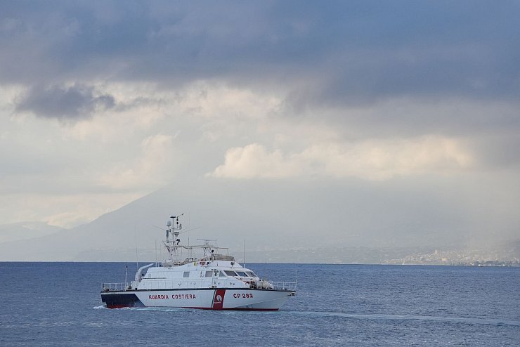 Ein Boot der italienischen Küstenwache bei den Bergungsarbeiten nach dem Untergang der Luxusjacht «Bayesian» vor Sizilien. - © Jonathan Brady/PA Wire/dpa
