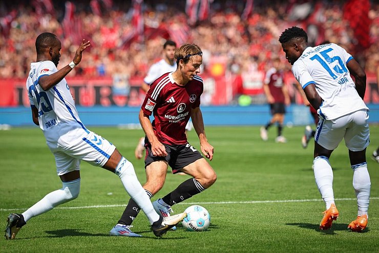 Kein Durchkommen für Nürnbergs Caspar Jander (m). - © Daniel Karmann/dpa