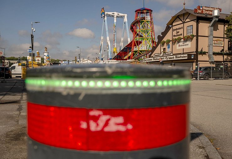 Versenkbare Poller schützen die Zufahrten zum Festgelände. - © Peter Kneffel/dpa