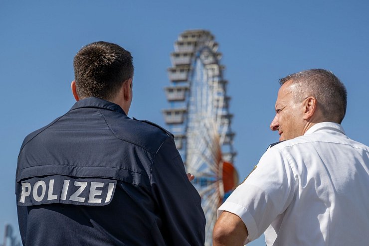 Hohe Polizeipräsenz gehört zum Sicherheitskonzept. - © Lennart Preiss/dpa