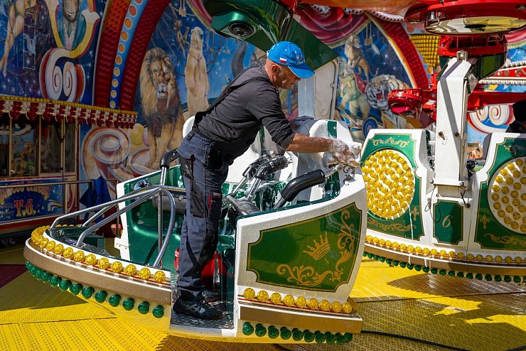 Letzte Vorbereitungen vor dem Start des Volksfestes. - © Lennart Preiss/dpa