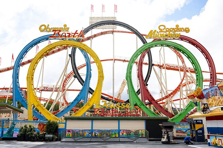 Ein tödlicher Arbeitsunfall am Olympia Looping überschattete den Aufbau. (Archivfoto) - © Lennart Preiss/dpa