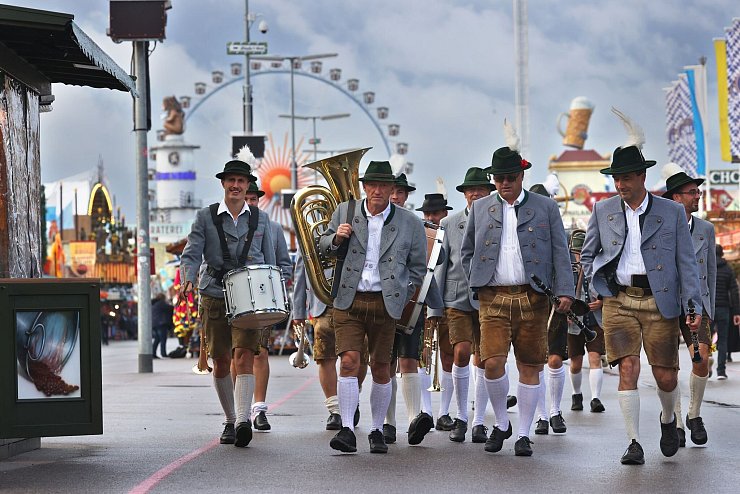 Blaskapelle in echter Tracht. (Archivbild) - © Karl-Josef Hildenbrand/dpa