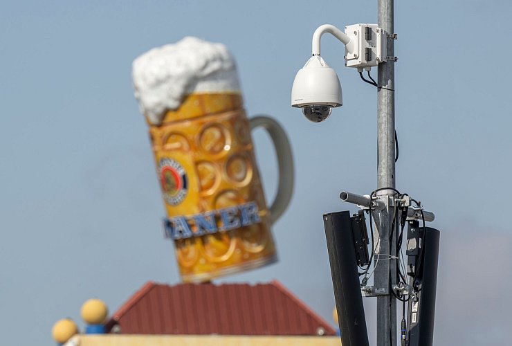 Videokameras sorgen für mehr Sicherheit. - © Peter Kneffel/dpa