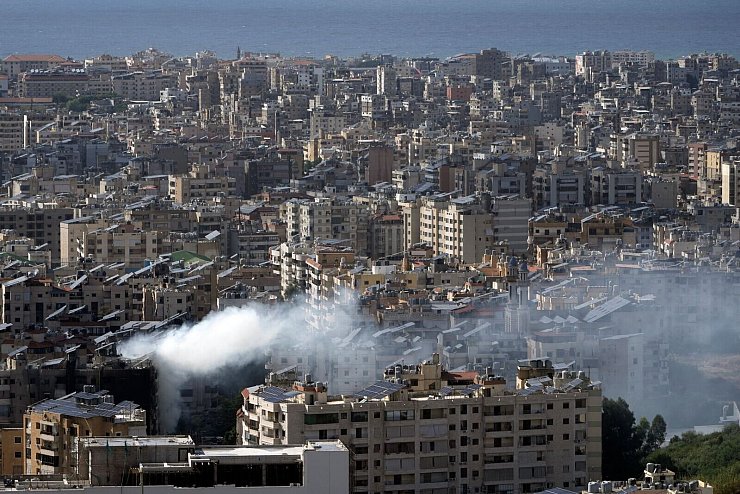 Israel greift immer wieder Hisbollah-Stellungen in Beirut an. - © Bilal Hussein/AP/dpa