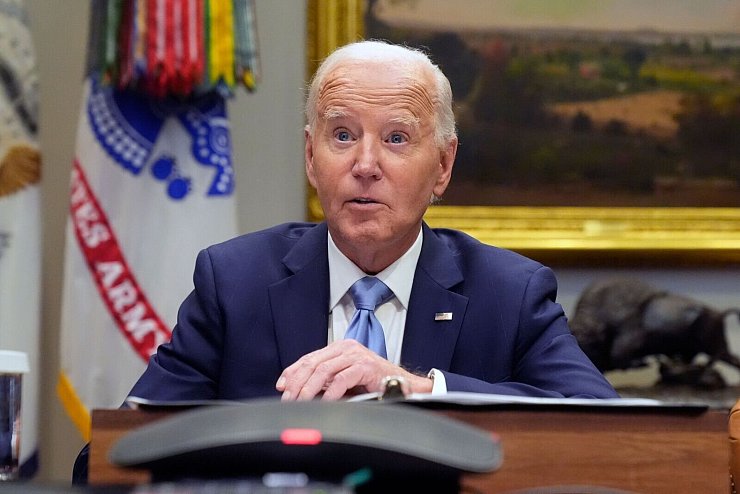 Biden wirbt für ausgewogene Reaktion. - © Mark Schiefelbein/AP/dpa