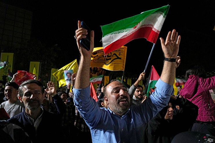 Im Iran wird der Angriff auf Erzfeind Israel bejubelt. - © Vahid Salemi/AP/dpa