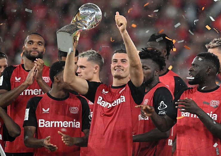 Leverkusens Profis bejubeln den Supercup-Titel. - © Bernd Thissen/dpa