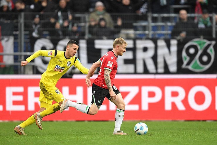 Hannovers Offensivspieler wie Andreas Voglsammer (r.) konnten ihren Ulmer Gegenspielern in der ersten Halbzeit nur selten davonlaufen. - © Swen Pförtner/dpa