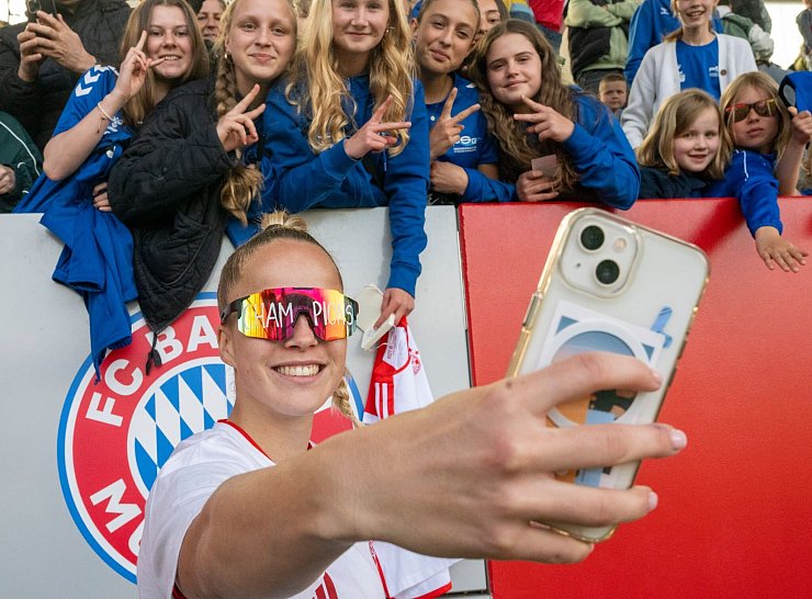 Stolze Meister-Erinnerung von Bayern-Spielerin Giulia Gwinn. - © Peter Kneffel/dpa